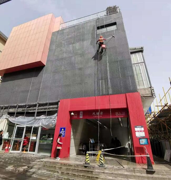 凤栖原地铁口外墙清洗